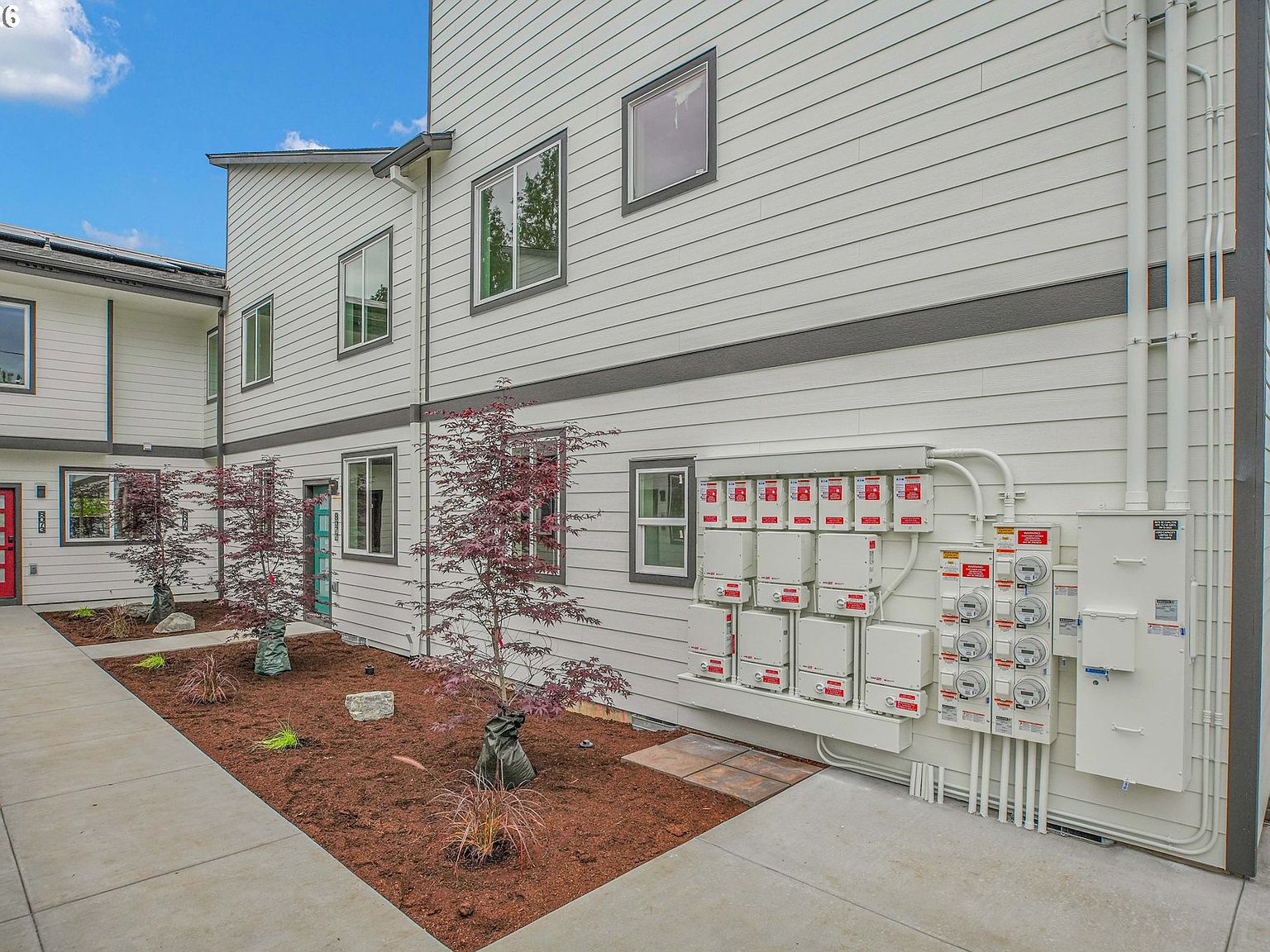 Shared courtyard between the homes